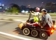 Bule Eropa Tercengang Melihat Vespa Gembel dari Indonesia