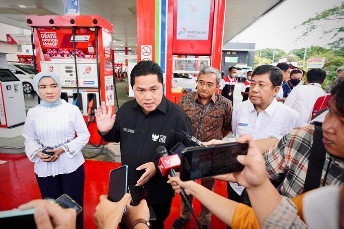 Erick Thohir menjelaskan penurunan harga bahan bakar Pertamina kepada awak media (Instagram/Erickthohir)
