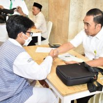 Ilustrasi Doa Menerima Zakat ,siswa Madrasah Istiqlal Jakarta (MIJ) tingkat Aliyah juga turut menunaikan zakatnya kepada Unit Pengumpul Zakat (UPZ) Istiqlal (Dok. Masjid Istiqlal)