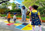 Ilustrasi Orang Tua Mengajak Anak Bermain di Taman (JakartaInsideCom/Nestle)