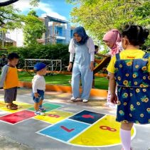 Ilustrasi Orang Tua Mengajak Anak Bermain di Taman (JakartaInsideCom/Nestle)