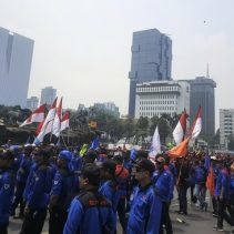 Massa Buruh Demo UU Ciptaker Tak Bisa ke MK, Tertahan di area Patung Kuda