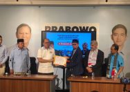 Foto : Ketua TKN Prabowo-Gibran, Rosan Roeslani secara simbolis memberi bantuan Rp 5 miliar dari Prabowo untuk Palestina