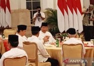 Jokowi berbincang dengan Prabowo-Airlangga pada sela menerbitkan puasa dengan