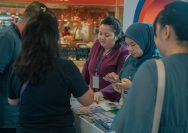 Masyarakat mengunjungi Stand Rumah Sakit KPJ Malaysia di Central Park Mall Jakarta dalam KPJ Healthcare Expo 2024(16/5).