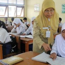 Ibu Ani Menemukan Banyak Murid yang Masih Belum Paham Sama Sekali atau Bahkan Memerlukan Kegiatan Remedial di Kelasnya. Manakah Langkah yang Paling Tepat Ia Lakukan untuk Menyelesaikan Masalah Tersebut?