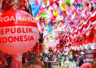 Pedagang Bendera Mulai Ramai di Pasar Jatinegara, Jelang HUT Ke-79 RI