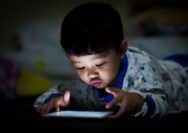 Hindari Penggunaan Gadget dalam Waktu Lama pada Usia Anak