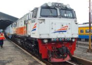 KAI Larang Warga "Ngabuburit" di Sekitar Jalur KRL [railways]