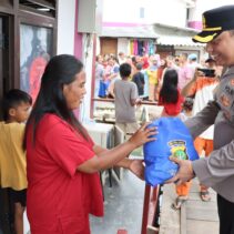 Ramadhan Berkah, Kapolres Pelabuhan Tanjung Priok Bagikan Sembako untuk Warga Muara Angke